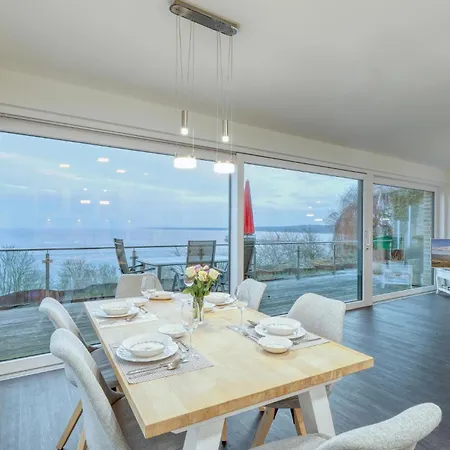 2 Bedroom Front In Apartment *