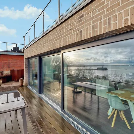 2 Bedroom Awesome In Apartment *
